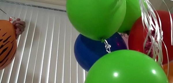  Tony Dinozzo pops balloons with his ass